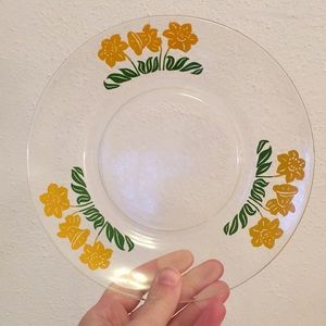 Set of 4 vintage daffodil plates glassware